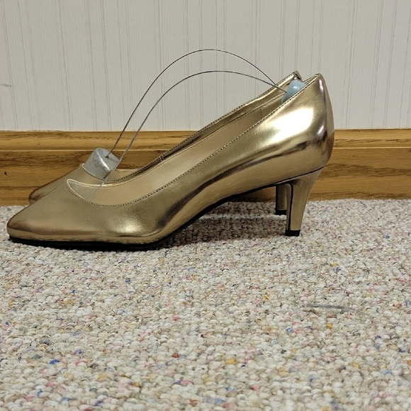 Cole Haan Gold Metallic Grand Os 2.25" Heels Sz 7. NWOT Leather - Picture 1 of 6